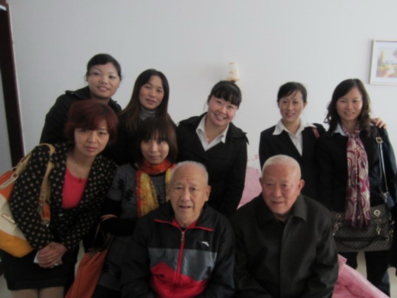 
     XMBAG-Mitarbeiter besuchten beim Double Ninth Festival ältere Menschen und Kinder
    